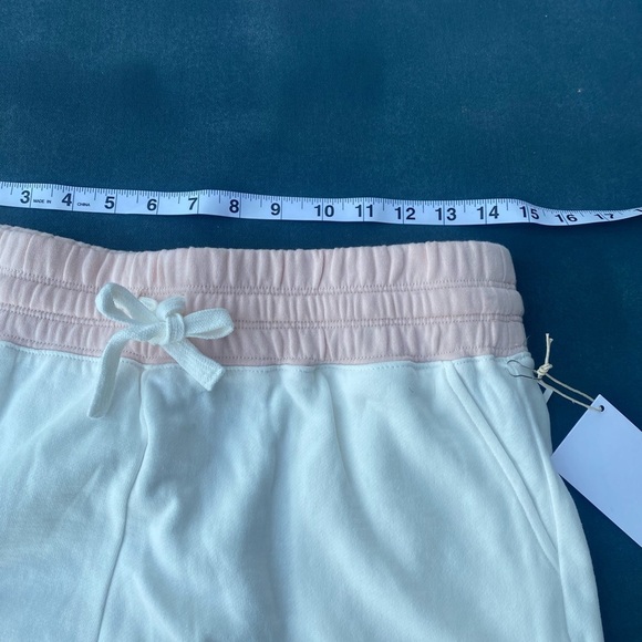 Cute and SUMMERY☀️🌴🌊SPLENDID shorts! White "sweatshirt"material w/pink trim!! - Picture 3 of 12